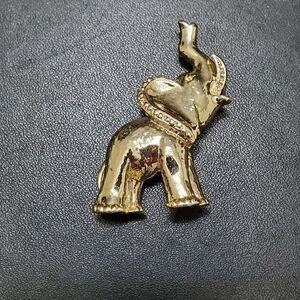 Gerry's gold tone elephant brooch